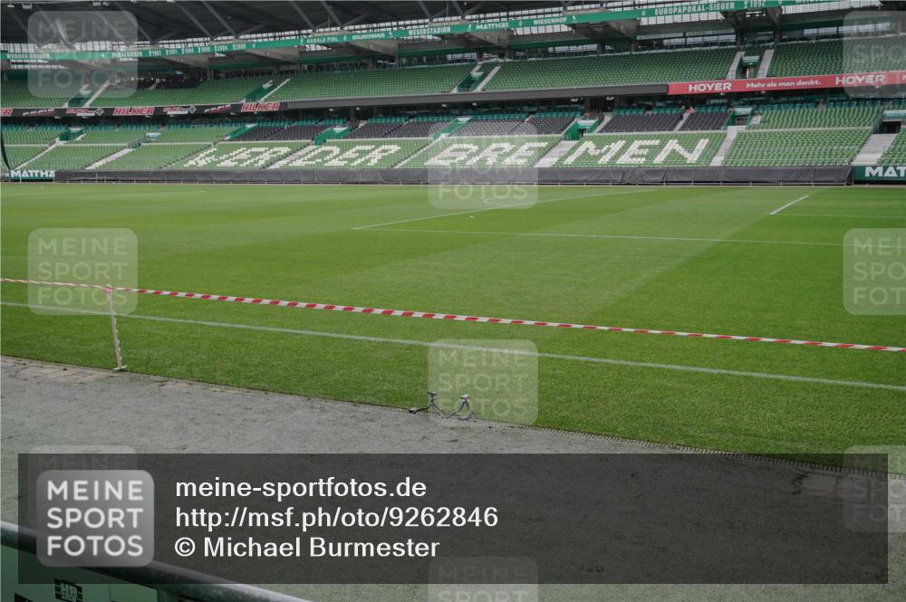 05.10.2025 - 20. swb-Marathon Bremen Michael Burmester http://msf.ph/oto/9262846 05.10.2025 11:45:10 Laufen im Stadion  meine-sportfotos.de