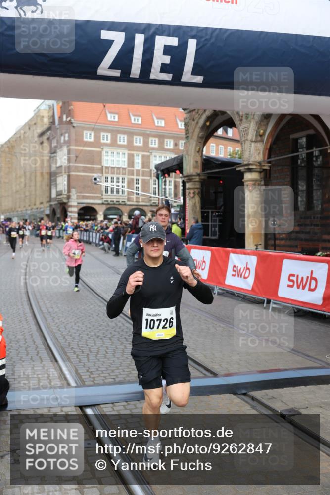 05.10.2025 - 20. swb-Marathon Bremen Yannick Fuchs http://msf.ph/oto/9262847 05.10.2025 10:49:49 Ziel 9452, 10170, 10636, 10712, 10726, 10873, 11692 meine-sportfotos.de