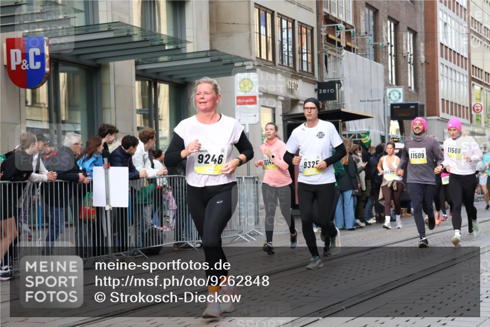 05.10.2025 - 20. swb-Marathon Bremen Strokosch-Dieckow http://msf.ph/oto/9262848 05.10.2025 11:02:59 Ziel 7776, 9224, 9225, 9246, 9300, 9308, 9325, 9498, 9593, 9850, 10142, 10185, 10405, 10446, 10471, 10926, 10963, 10995, 10996, 11103, 11124, 11150, 11236, 11390, 11467, 11502, 11508, 11509, 11682, 7776, 9224, 9225, 9246, 9300, 9308, 9325, 9498, 9593, 9850, 10142, 10185, 10405, 10446, 10471, 10926, 10963, 10995, 10996, 11103, 11124, 11150, 11236, 11390, 11467, 11502, 11508, 11509, 11682 meine-sportfotos.de