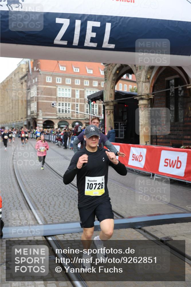 05.10.2025 - 20. swb-Marathon Bremen Yannick Fuchs http://msf.ph/oto/9262851 05.10.2025 10:49:49 Ziel 9452, 10170, 10636, 10712, 10726, 10873, 11692 meine-sportfotos.de