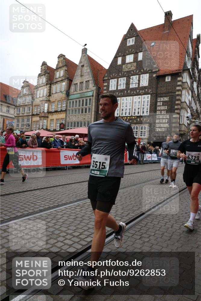 05.10.2025 - 20. swb-Marathon Bremen Yannick Fuchs http://msf.ph/oto/9262853 05.10.2025 11:23:16 Ziel 9808 meine-sportfotos.de