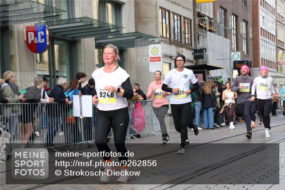 05.10.2025 - 20. swb-Marathon Bremen Strokosch-Dieckow http://msf.ph/oto/9262856 05.10.2025 11:02:59 Ziel 7776, 9224, 9225, 9246, 9300, 9308, 9325, 9498, 9593, 9850, 10142, 10185, 10405, 10446, 10471, 10926, 10963, 10995, 10996, 11103, 11124, 11150, 11236, 11390, 11467, 11502, 11508, 11509, 11682, 7776, 9224, 9225, 9246, 9300, 9308, 9325, 9498, 9593, 9850, 10142, 10185, 10405, 10446, 10471, 10926, 10963, 10995, 10996, 11103, 11124, 11150, 11236, 11390, 11467, 11502, 11508, 11509, 11682 meine-sportfotos.de