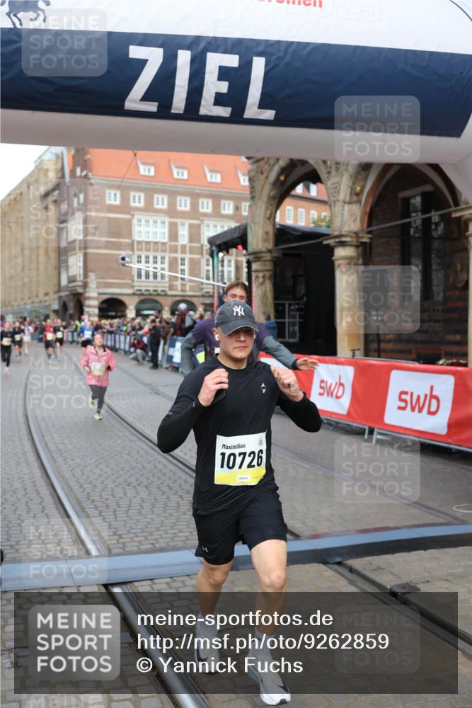 05.10.2025 - 20. swb-Marathon Bremen Yannick Fuchs http://msf.ph/oto/9262859 05.10.2025 10:49:49 Ziel 9452, 10170, 10636, 10712, 10726, 10873, 11692 meine-sportfotos.de