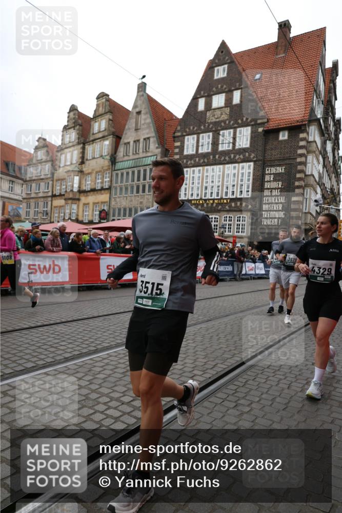 05.10.2025 - 20. swb-Marathon Bremen Yannick Fuchs http://msf.ph/oto/9262862 05.10.2025 11:23:16 Ziel 9808 meine-sportfotos.de