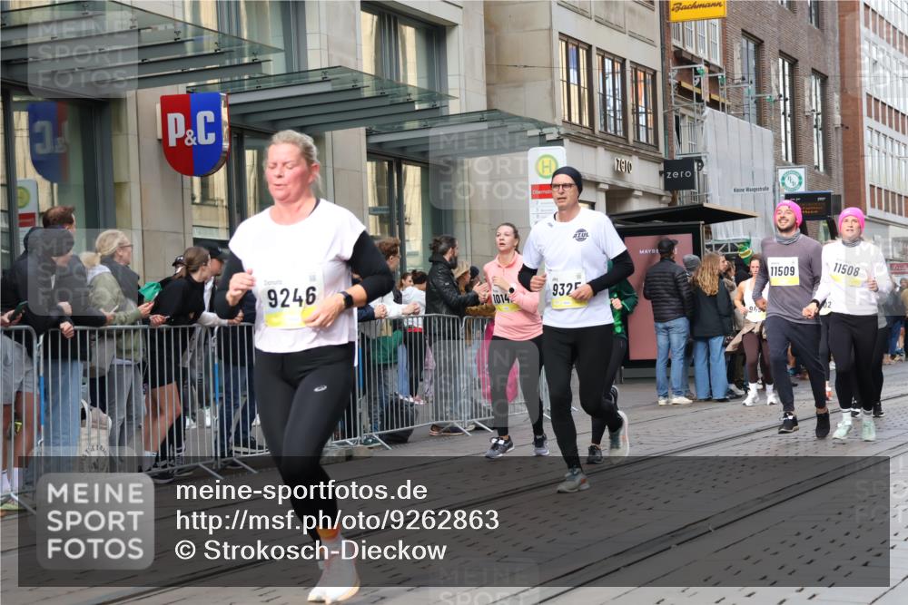 05.10.2025 - 20. swb-Marathon Bremen Strokosch-Dieckow http://msf.ph/oto/9262863 05.10.2025 11:03:00 Ziel 7776, 9224, 9225, 9246, 9300, 9308, 9325, 9486, 9498, 9593, 9850, 10142, 10405, 10446, 10471, 10926, 10963, 10995, 10996, 11103, 11124, 11150, 11236, 11390, 11467, 11502, 11508, 11509, 11682, 7776, 9224, 9225, 9246, 9300, 9308, 9325, 9486, 9498, 9593, 9850, 10142, 10405, 10446, 10471, 10926, 10963, 10995, 10996, 11103, 11124, 11150, 11236, 11390, 11467, 11502, 11508, 11509, 11682 meine-sportfotos.de