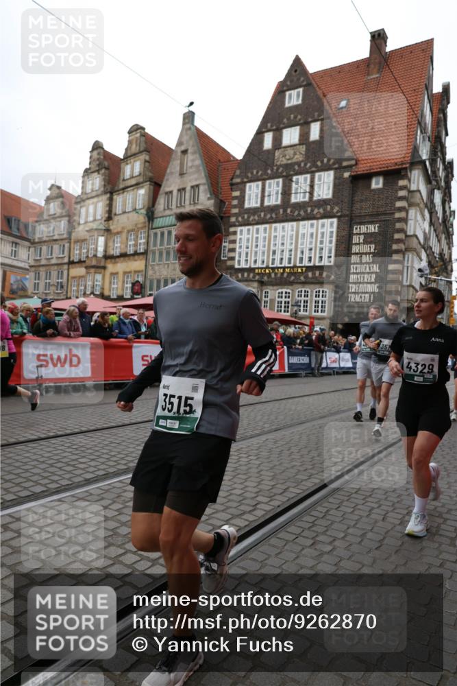 05.10.2025 - 20. swb-Marathon Bremen Yannick Fuchs http://msf.ph/oto/9262870 05.10.2025 11:23:16 Ziel 9808 meine-sportfotos.de