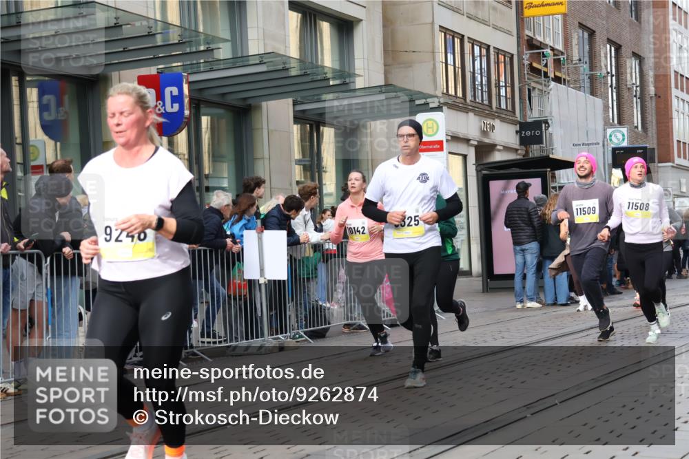 05.10.2025 - 20. swb-Marathon Bremen Strokosch-Dieckow http://msf.ph/oto/9262874 05.10.2025 11:03:00 Ziel 7776, 9224, 9225, 9246, 9300, 9308, 9325, 9486, 9498, 9593, 9850, 10142, 10405, 10446, 10471, 10926, 10963, 10995, 10996, 11103, 11124, 11150, 11236, 11390, 11467, 11502, 11508, 11509, 11682, 7776, 9224, 9225, 9246, 9300, 9308, 9325, 9486, 9498, 9593, 9850, 10142, 10405, 10446, 10471, 10926, 10963, 10995, 10996, 11103, 11124, 11150, 11236, 11390, 11467, 11502, 11508, 11509, 11682 meine-sportfotos.de