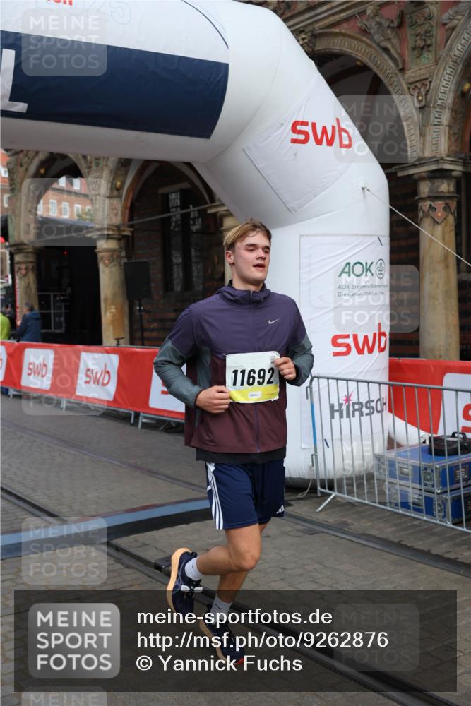 05.10.2025 - 20. swb-Marathon Bremen Yannick Fuchs http://msf.ph/oto/9262876 05.10.2025 10:49:50 Ziel 9452, 10170, 10726, 10873, 11692 meine-sportfotos.de