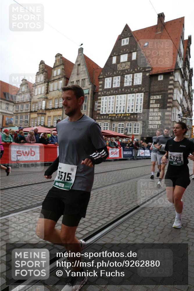 05.10.2025 - 20. swb-Marathon Bremen Yannick Fuchs http://msf.ph/oto/9262880 05.10.2025 11:23:16 Ziel 9808 meine-sportfotos.de