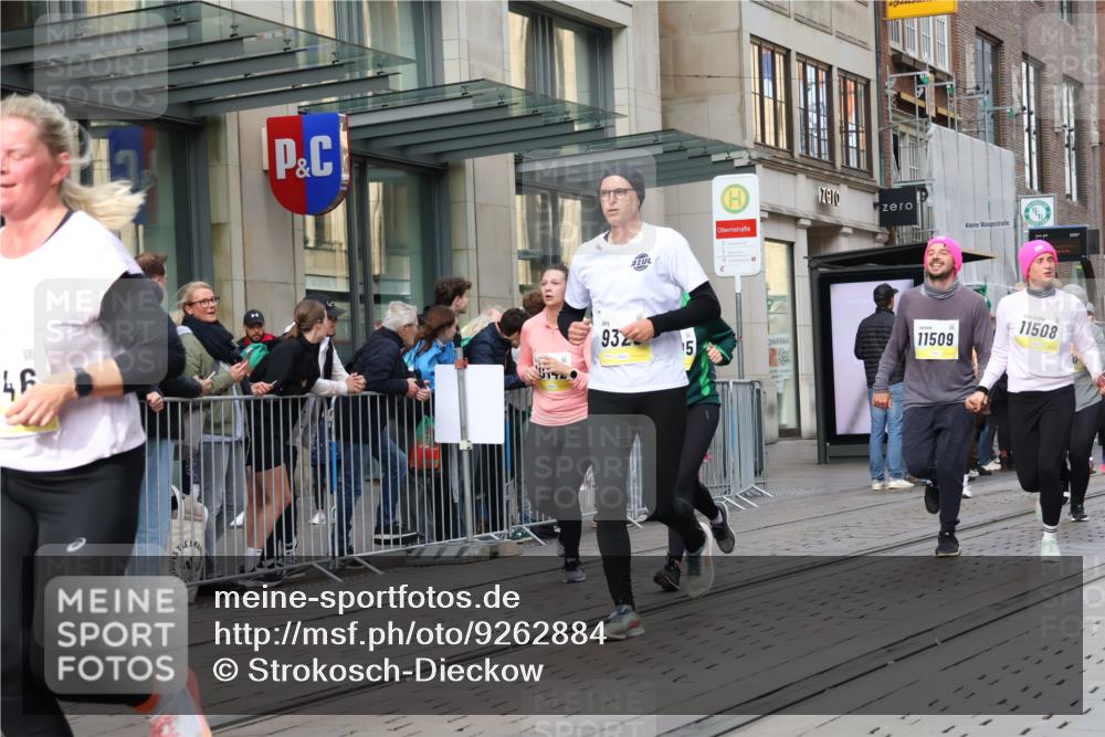 05.10.2025 - 20. swb-Marathon Bremen Strokosch-Dieckow http://msf.ph/oto/9262884 05.10.2025 11:03:00 Ziel 7776, 9224, 9225, 9246, 9300, 9308, 9325, 9486, 9498, 9593, 9850, 10142, 10405, 10446, 10471, 10926, 10963, 10995, 10996, 11103, 11124, 11150, 11236, 11390, 11467, 11502, 11508, 11509, 11682, 7776, 9224, 9225, 9246, 9300, 9308, 9325, 9486, 9498, 9593, 9850, 10142, 10405, 10446, 10471, 10926, 10963, 10995, 10996, 11103, 11124, 11150, 11236, 11390, 11467, 11502, 11508, 11509, 11682 meine-sportfotos.de