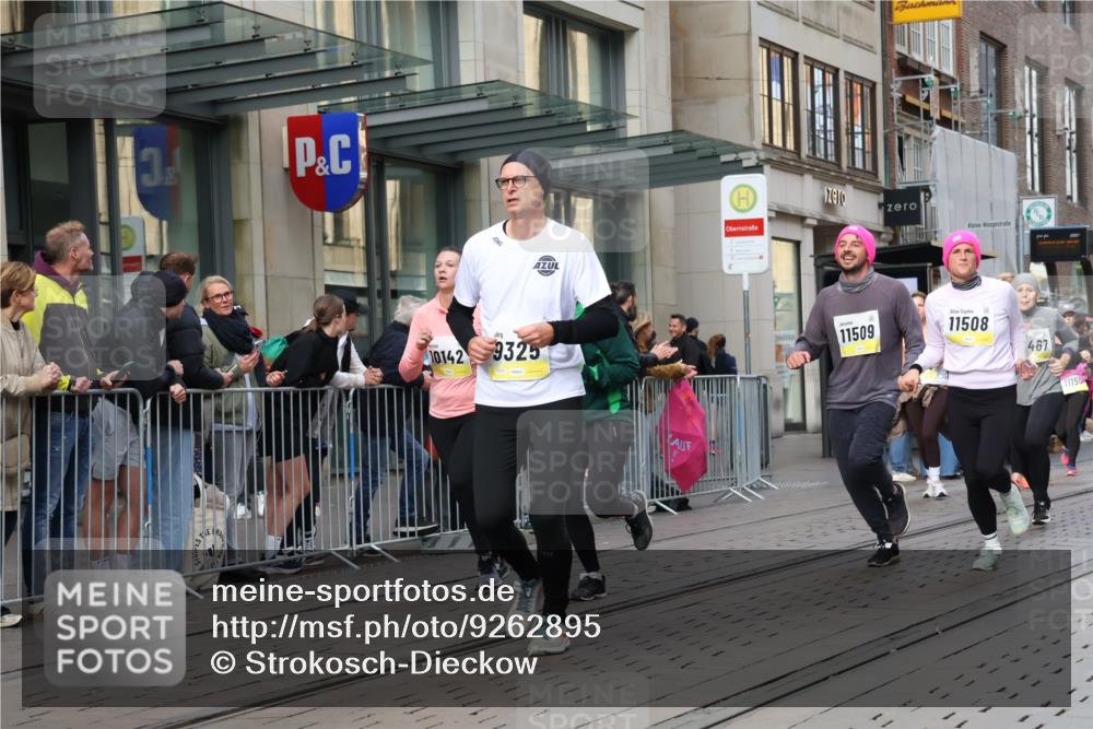 05.10.2025 - 20. swb-Marathon Bremen Strokosch-Dieckow http://msf.ph/oto/9262895 05.10.2025 11:03:01 Ziel 7199, 7776, 9224, 9225, 9246, 9300, 9308, 9325, 9486, 9498, 9850, 10142, 10405, 10446, 10471, 10926, 10963, 10995, 10996, 11103, 11124, 11150, 11236, 11390, 11467, 11502, 11508, 11509, 11682, 7199, 7776, 9224, 9225, 9246, 9300, 9308, 9325, 9486, 9498, 9850, 10142, 10405, 10446, 10471, 10926, 10963, 10995, 10996, 11103, 11124, 11150, 11236, 11390, 11467, 11502, 11508, 11509, 11682 meine-sportfotos.de