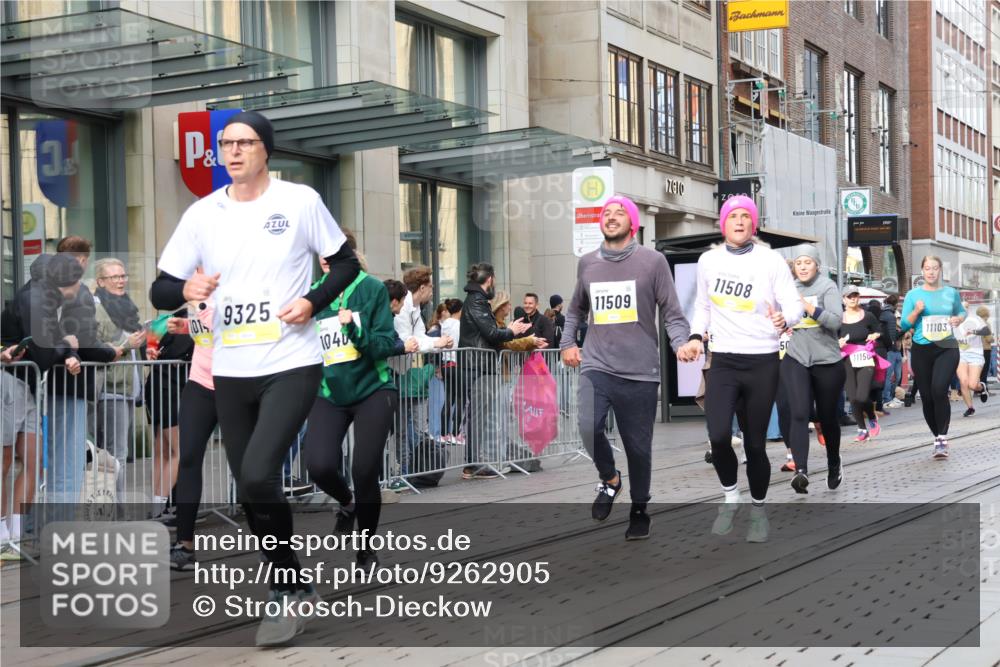 05.10.2025 - 20. swb-Marathon Bremen Strokosch-Dieckow http://msf.ph/oto/9262905 05.10.2025 11:03:01 Ziel 7199, 7776, 9224, 9225, 9246, 9300, 9308, 9325, 9486, 9498, 9850, 10142, 10405, 10446, 10471, 10926, 10963, 10995, 10996, 11103, 11124, 11150, 11236, 11390, 11467, 11502, 11508, 11509, 11682, 7199, 7776, 9224, 9225, 9246, 9300, 9308, 9325, 9486, 9498, 9850, 10142, 10405, 10446, 10471, 10926, 10963, 10995, 10996, 11103, 11124, 11150, 11236, 11390, 11467, 11502, 11508, 11509, 11682 meine-sportfotos.de