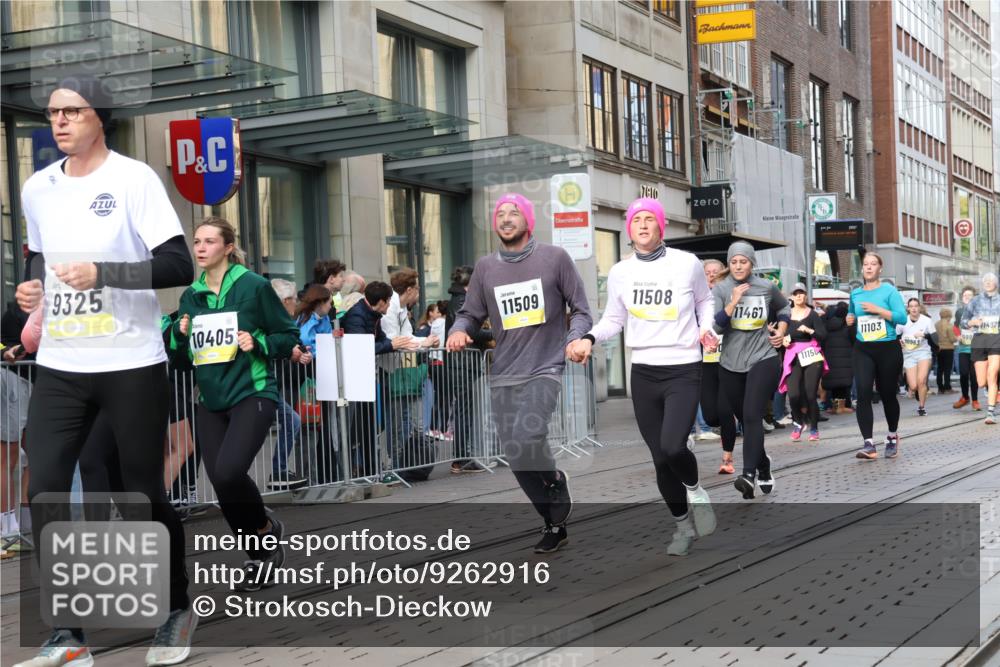 05.10.2025 - 20. swb-Marathon Bremen Strokosch-Dieckow http://msf.ph/oto/9262916 05.10.2025 11:03:01 Ziel 7199, 7776, 9224, 9225, 9246, 9300, 9308, 9325, 9486, 9498, 9850, 10142, 10405, 10446, 10471, 10926, 10963, 10995, 10996, 11103, 11124, 11150, 11236, 11390, 11467, 11502, 11508, 11509, 11682, 7199, 7776, 9224, 9225, 9246, 9300, 9308, 9325, 9486, 9498, 9850, 10142, 10405, 10446, 10471, 10926, 10963, 10995, 10996, 11103, 11124, 11150, 11236, 11390, 11467, 11502, 11508, 11509, 11682 meine-sportfotos.de