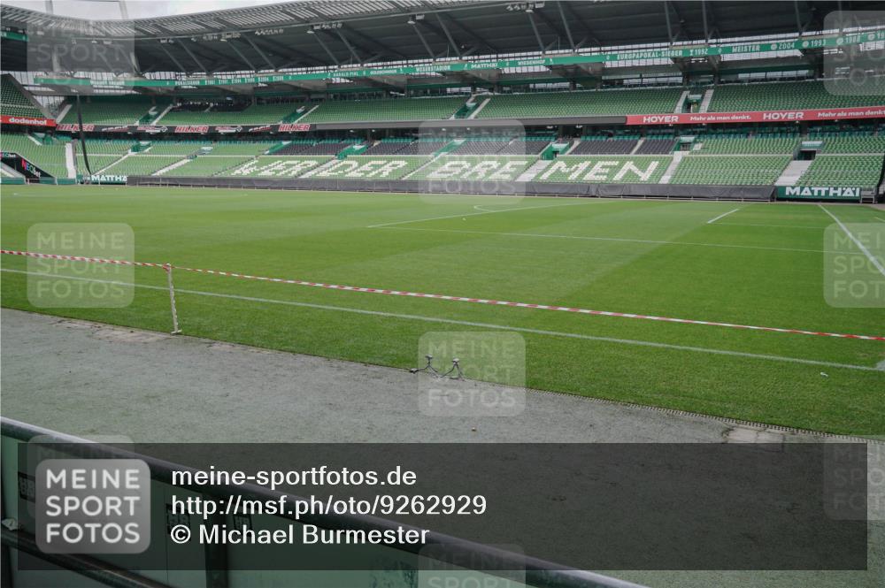 05.10.2025 - 20. swb-Marathon Bremen Michael Burmester http://msf.ph/oto/9262929 05.10.2025 11:49:03 Laufen im Stadion  meine-sportfotos.de