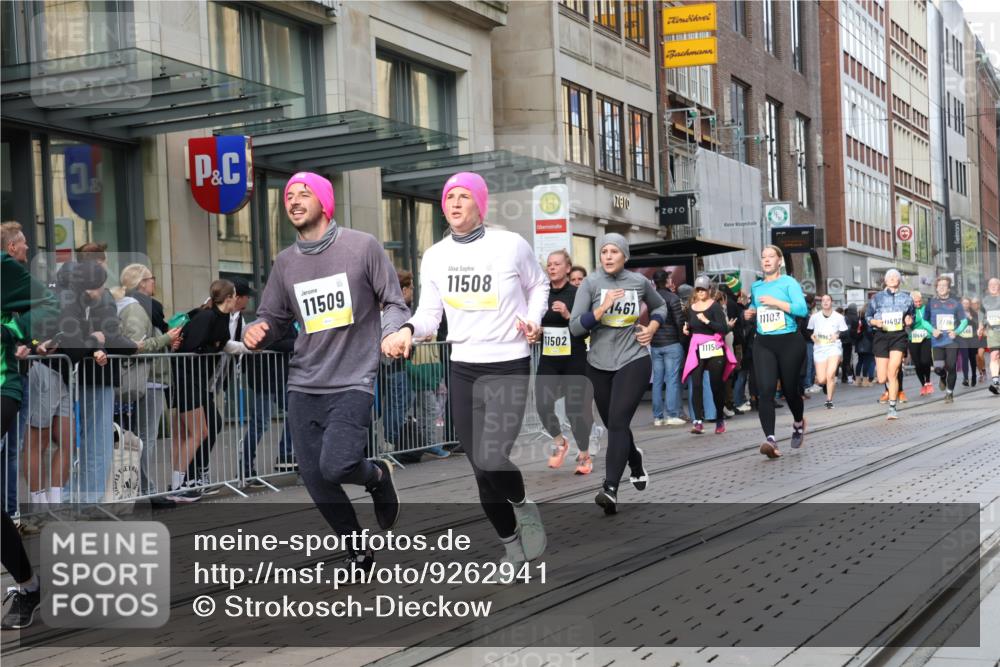05.10.2025 - 20. swb-Marathon Bremen Strokosch-Dieckow http://msf.ph/oto/9262941 05.10.2025 11:03:02 Ziel 7199, 7776, 9224, 9225, 9246, 9308, 9325, 9486, 9498, 9850, 10142, 10405, 10446, 10471, 10926, 10963, 10995, 10996, 11103, 11124, 11150, 11236, 11390, 11467, 11502, 11508, 11509, 11522, 7199, 7776, 9224, 9225, 9246, 9308, 9325, 9486, 9498, 9850, 10142, 10405, 10446, 10471, 10926, 10963, 10995, 10996, 11103, 11124, 11150, 11236, 11390, 11467, 11502, 11508, 11509, 11522 meine-sportfotos.de