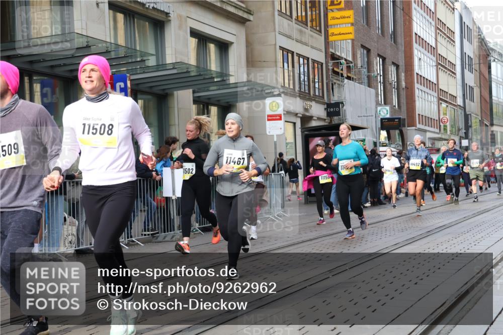 05.10.2025 - 20. swb-Marathon Bremen Strokosch-Dieckow http://msf.ph/oto/9262962 05.10.2025 11:03:03 Ziel 7199, 7776, 9224, 9225, 9246, 9308, 9325, 9486, 9498, 9850, 10142, 10405, 10446, 10471, 10926, 10963, 10995, 11103, 11124, 11150, 11236, 11390, 11467, 11502, 11508, 11509, 11522, 7199, 7776, 9224, 9225, 9246, 9308, 9325, 9486, 9498, 9850, 10142, 10405, 10446, 10471, 10926, 10963, 10995, 11103, 11124, 11150, 11236, 11390, 11467, 11502, 11508, 11509, 11522 meine-sportfotos.de