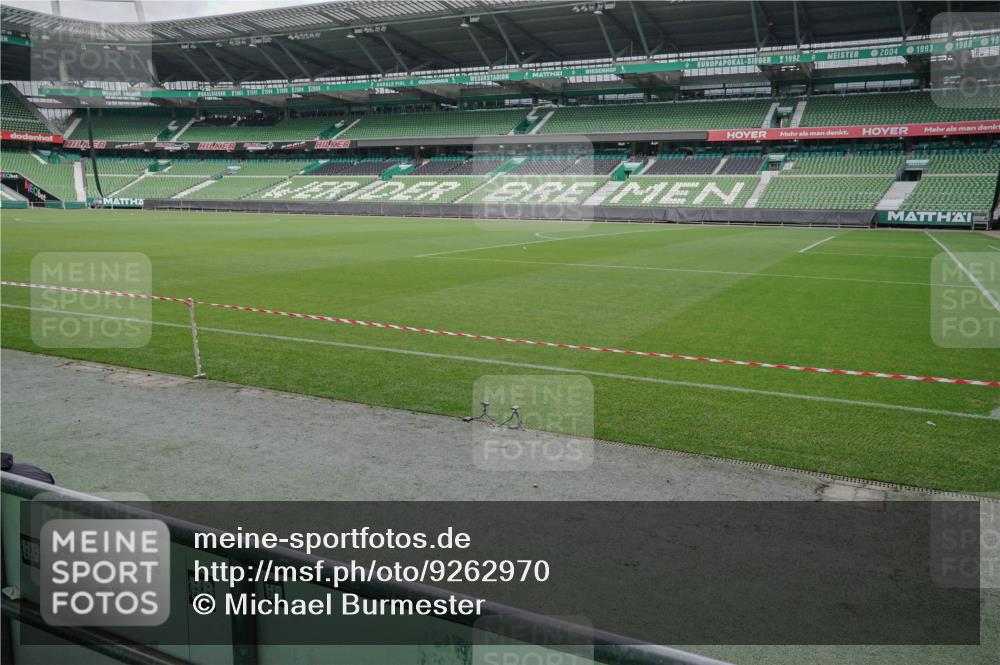 05.10.2025 - 20. swb-Marathon Bremen Michael Burmester http://msf.ph/oto/9262970 05.10.2025 11:49:07 Laufen im Stadion  meine-sportfotos.de