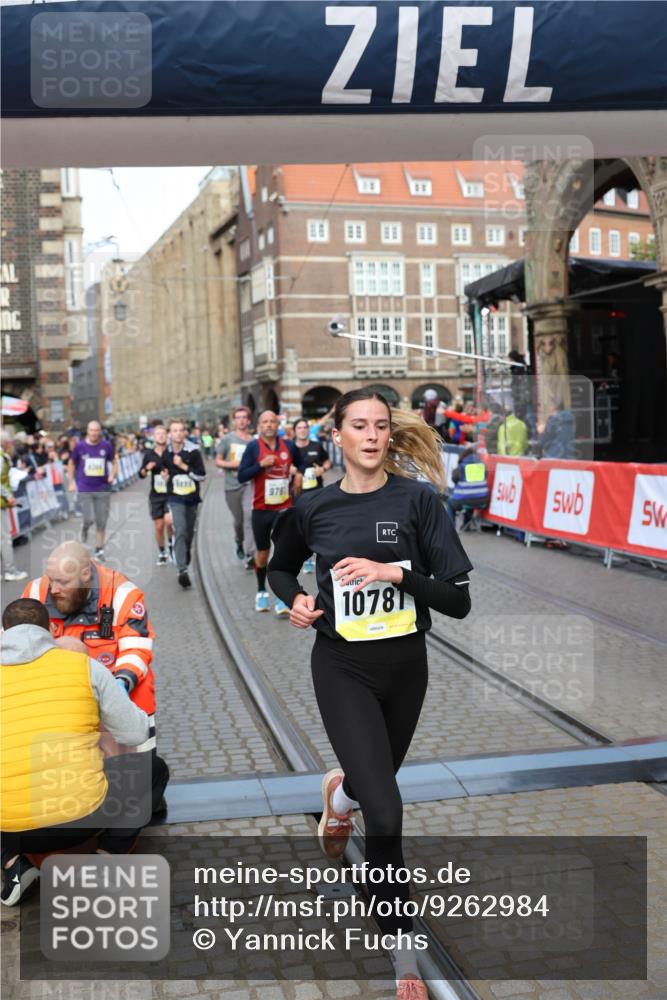 05.10.2025 - 20. swb-Marathon Bremen Yannick Fuchs http://msf.ph/oto/9262984 05.10.2025 10:49:55 Ziel 9218, 9369, 9452, 9696, 9761, 9889, 10346, 10726, 10781, 11091, 11692 meine-sportfotos.de