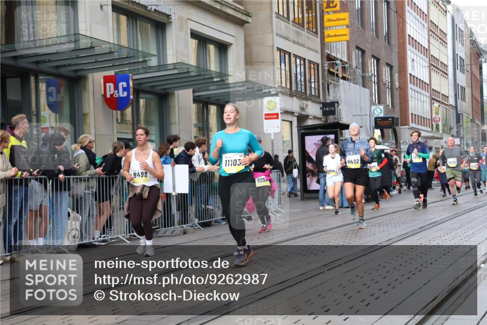 05.10.2025 - 20. swb-Marathon Bremen Strokosch-Dieckow http://msf.ph/oto/9262987 05.10.2025 11:03:04 Ziel 7199, 7776, 9224, 9225, 9246, 9308, 9325, 9486, 9498, 9850, 10142, 10213, 10405, 10446, 10471, 10926, 10963, 10995, 11103, 11124, 11150, 11236, 11390, 11467, 11502, 11508, 11509, 11522, 7199, 7776, 9224, 9225, 9246, 9308, 9325, 9486, 9498, 9850, 10142, 10213, 10405, 10446, 10471, 10926, 10963, 10995, 11103, 11124, 11150, 11236, 11390, 11467, 11502, 11508, 11509, 11522 meine-sportfotos.de