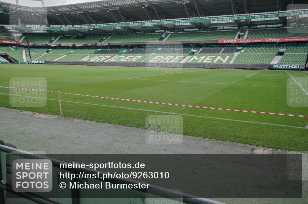 05.10.2025 - 20. swb-Marathon Bremen Michael Burmester http://msf.ph/oto/9263010 05.10.2025 11:49:11 Laufen im Stadion  meine-sportfotos.de