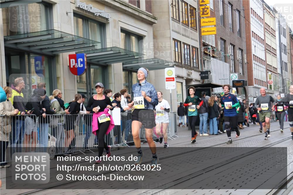 05.10.2025 - 20. swb-Marathon Bremen Strokosch-Dieckow http://msf.ph/oto/9263025 05.10.2025 11:03:06 Ziel 7199, 7776, 9224, 9225, 9246, 9308, 9325, 9486, 9498, 9850, 9940, 10142, 10213, 10405, 10446, 10471, 10926, 10963, 10995, 11103, 11124, 11150, 11236, 11390, 11467, 11502, 11508, 11509, 11522, 7199, 7776, 9224, 9225, 9246, 9308, 9325, 9486, 9498, 9850, 9940, 10142, 10213, 10405, 10446, 10471, 10926, 10963, 10995, 11103, 11124, 11150, 11236, 11390, 11467, 11502, 11508, 11509, 11522 meine-sportfotos.de