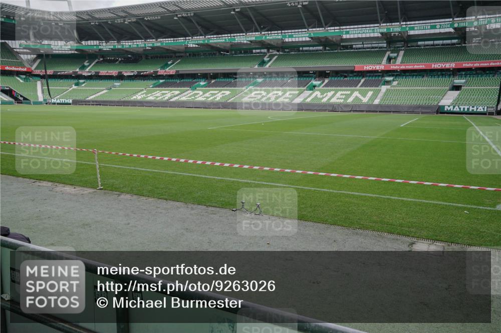 05.10.2025 - 20. swb-Marathon Bremen Michael Burmester http://msf.ph/oto/9263026 05.10.2025 11:49:13 Laufen im Stadion  meine-sportfotos.de
