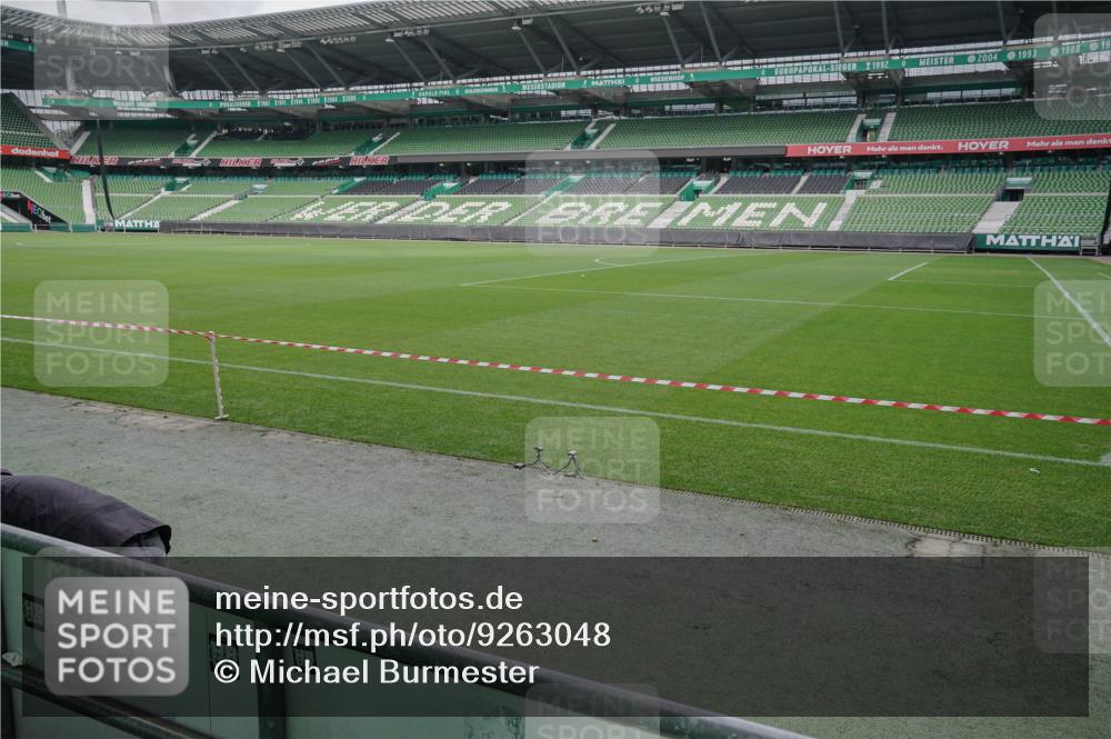05.10.2025 - 20. swb-Marathon Bremen Michael Burmester http://msf.ph/oto/9263048 05.10.2025 11:49:15 Laufen im Stadion  meine-sportfotos.de