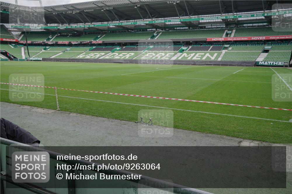 05.10.2025 - 20. swb-Marathon Bremen Michael Burmester http://msf.ph/oto/9263064 05.10.2025 11:49:17 Laufen im Stadion  meine-sportfotos.de