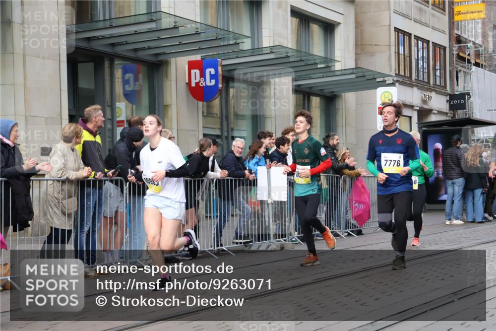 05.10.2025 - 20. swb-Marathon Bremen Strokosch-Dieckow http://msf.ph/oto/9263071 05.10.2025 11:03:08 Ziel 7199, 7776, 9224, 9225, 9246, 9308, 9325, 9486, 9498, 9850, 9940, 10142, 10213, 10405, 10446, 10478, 10711, 10713, 10963, 10995, 11103, 11124, 11150, 11236, 11467, 11502, 11508, 11509, 11522, 7199, 7776, 9224, 9225, 9246, 9308, 9325, 9486, 9498, 9850, 9940, 10142, 10213, 10405, 10446, 10478, 10711, 10713, 10963, 10995, 11103, 11124, 11150, 11236, 11467, 11502, 11508, 11509, 11522 meine-sportfotos.de