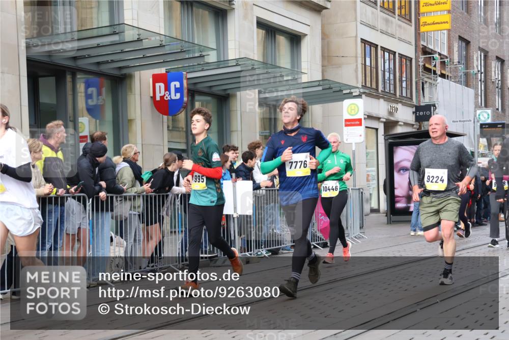 05.10.2025 - 20. swb-Marathon Bremen Strokosch-Dieckow http://msf.ph/oto/9263080 05.10.2025 11:03:08 Ziel 7199, 7776, 9224, 9225, 9246, 9308, 9325, 9486, 9498, 9850, 9940, 10142, 10213, 10405, 10446, 10478, 10711, 10713, 10963, 10995, 11103, 11124, 11150, 11236, 11467, 11502, 11508, 11509, 11522, 7199, 7776, 9224, 9225, 9246, 9308, 9325, 9486, 9498, 9850, 9940, 10142, 10213, 10405, 10446, 10478, 10711, 10713, 10963, 10995, 11103, 11124, 11150, 11236, 11467, 11502, 11508, 11509, 11522 meine-sportfotos.de