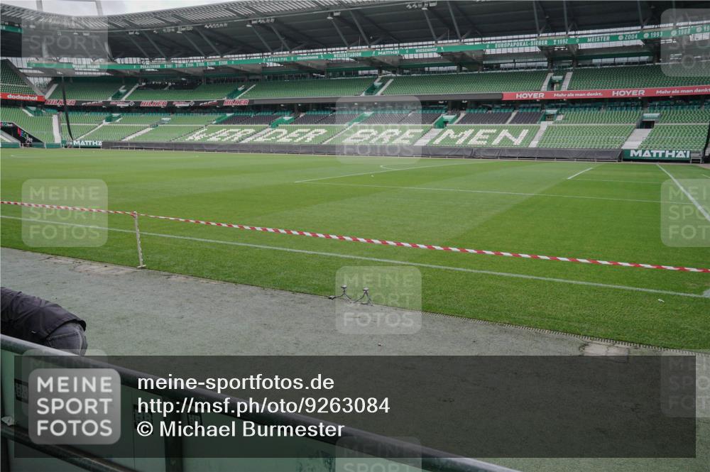 05.10.2025 - 20. swb-Marathon Bremen Michael Burmester http://msf.ph/oto/9263084 05.10.2025 11:49:53 Laufen im Stadion  meine-sportfotos.de