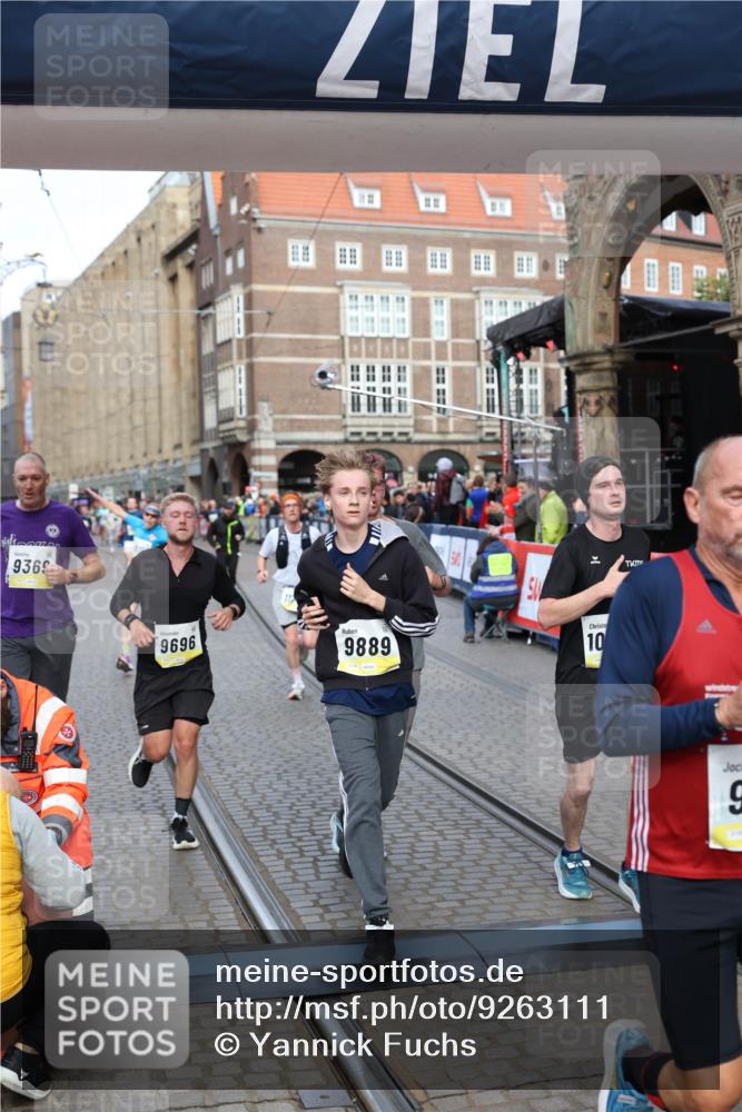 05.10.2025 - 20. swb-Marathon Bremen Yannick Fuchs http://msf.ph/oto/9263111 05.10.2025 10:49:58 Ziel 9218, 9369, 9452, 9696, 9761, 9889, 10159, 10346, 10781, 11091, 11749 meine-sportfotos.de