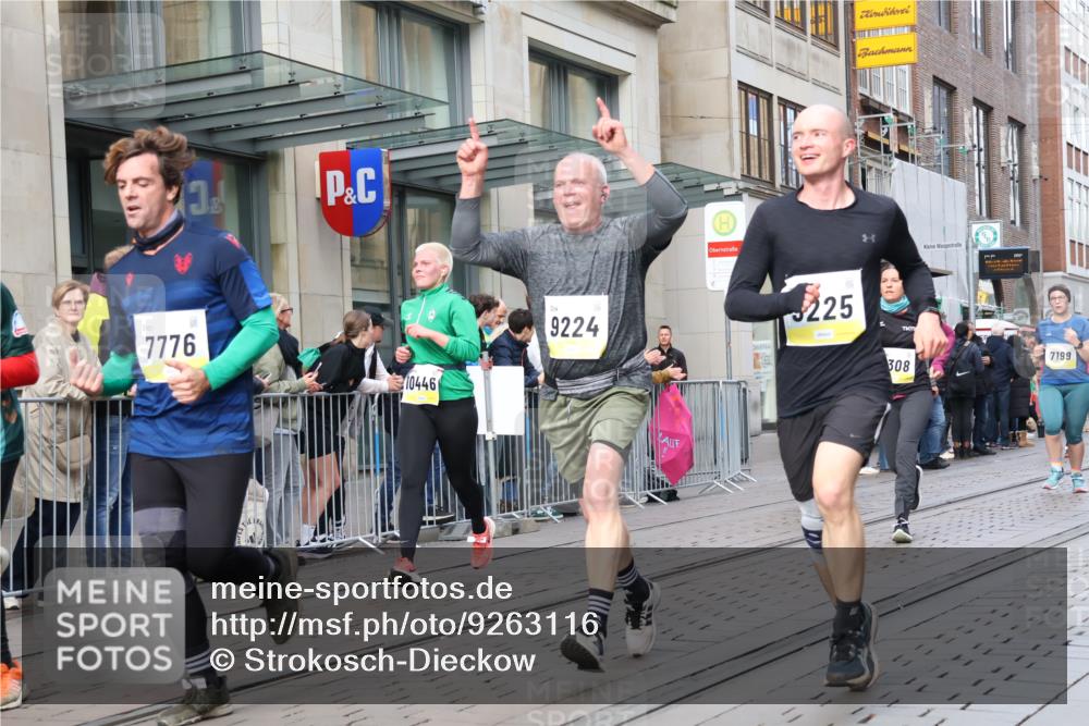 05.10.2025 - 20. swb-Marathon Bremen Strokosch-Dieckow http://msf.ph/oto/9263116 05.10.2025 11:03:10 Ziel 7199, 7776, 9224, 9225, 9246, 9308, 9486, 9498, 9850, 9940, 10142, 10213, 10297, 10405, 10446, 10478, 10711, 10713, 10963, 10995, 11103, 11124, 11150, 11236, 11467, 11502, 11508, 11509, 11522, 11589, 7199, 7776, 9224, 9225, 9246, 9308, 9486, 9498, 9850, 9940, 10142, 10213, 10297, 10405, 10446, 10478, 10711, 10713, 10963, 10995, 11103, 11124, 11150, 11236, 11467, 11502, 11508, 11509, 11522, 11589 meine-sportfotos.de
