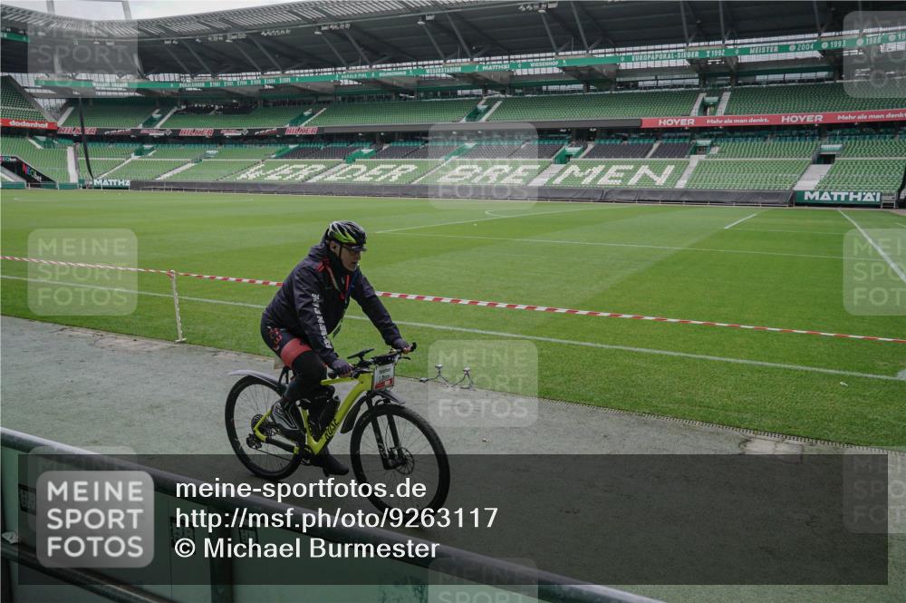 05.10.2025 - 20. swb-Marathon Bremen Michael Burmester http://msf.ph/oto/9263117 05.10.2025 11:50:30 Laufen im Stadion  meine-sportfotos.de