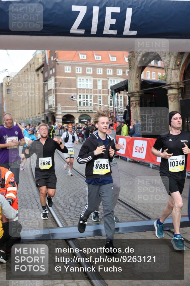 05.10.2025 - 20. swb-Marathon Bremen Yannick Fuchs http://msf.ph/oto/9263121 05.10.2025 10:49:58 Ziel 9218, 9369, 9452, 9696, 9761, 9889, 10159, 10346, 10781, 11091, 11749 meine-sportfotos.de