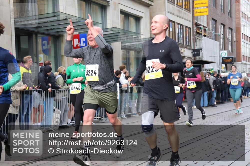 05.10.2025 - 20. swb-Marathon Bremen Strokosch-Dieckow http://msf.ph/oto/9263124 05.10.2025 11:03:10 Ziel 7199, 7776, 9224, 9225, 9246, 9308, 9486, 9498, 9850, 9940, 10142, 10213, 10297, 10405, 10446, 10478, 10711, 10713, 10963, 10995, 11103, 11124, 11150, 11236, 11467, 11502, 11508, 11509, 11522, 11589, 7199, 7776, 9224, 9225, 9246, 9308, 9486, 9498, 9850, 9940, 10142, 10213, 10297, 10405, 10446, 10478, 10711, 10713, 10963, 10995, 11103, 11124, 11150, 11236, 11467, 11502, 11508, 11509, 11522, 11589 meine-sportfotos.de