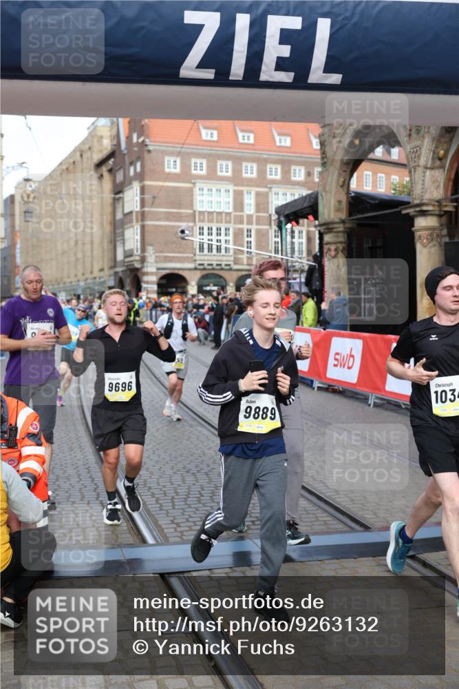 05.10.2025 - 20. swb-Marathon Bremen Yannick Fuchs http://msf.ph/oto/9263132 05.10.2025 10:49:58 Ziel 9218, 9369, 9452, 9696, 9761, 9889, 10159, 10346, 10781, 11091, 11749 meine-sportfotos.de