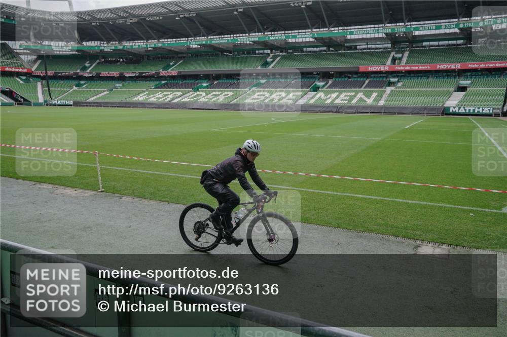 05.10.2025 - 20. swb-Marathon Bremen Michael Burmester http://msf.ph/oto/9263136 05.10.2025 11:51:11 Laufen im Stadion 1040, 11703 meine-sportfotos.de
