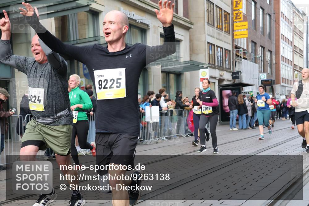 05.10.2025 - 20. swb-Marathon Bremen Strokosch-Dieckow http://msf.ph/oto/9263138 05.10.2025 11:03:10 Ziel 7199, 7776, 9224, 9225, 9246, 9308, 9486, 9498, 9850, 9940, 10142, 10213, 10297, 10405, 10446, 10478, 10711, 10713, 10963, 10995, 11103, 11124, 11150, 11236, 11467, 11502, 11508, 11509, 11522, 11589, 7199, 7776, 9224, 9225, 9246, 9308, 9486, 9498, 9850, 9940, 10142, 10213, 10297, 10405, 10446, 10478, 10711, 10713, 10963, 10995, 11103, 11124, 11150, 11236, 11467, 11502, 11508, 11509, 11522, 11589 meine-sportfotos.de