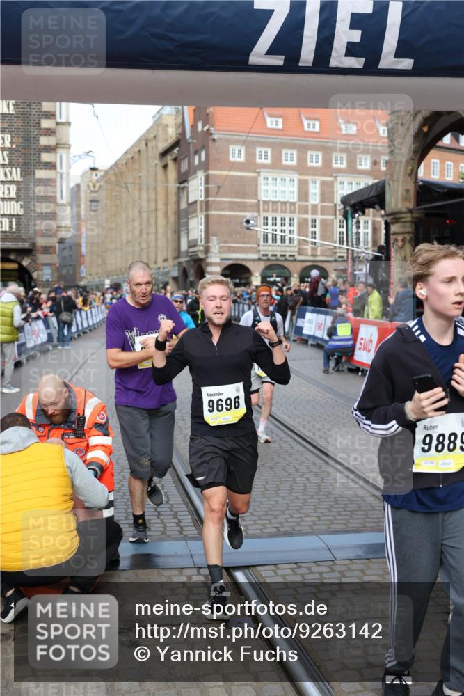 05.10.2025 - 20. swb-Marathon Bremen Yannick Fuchs http://msf.ph/oto/9263142 05.10.2025 10:49:59 Ziel 9218, 9369, 9696, 9761, 9889, 10159, 10346, 10781, 11091, 11749 meine-sportfotos.de