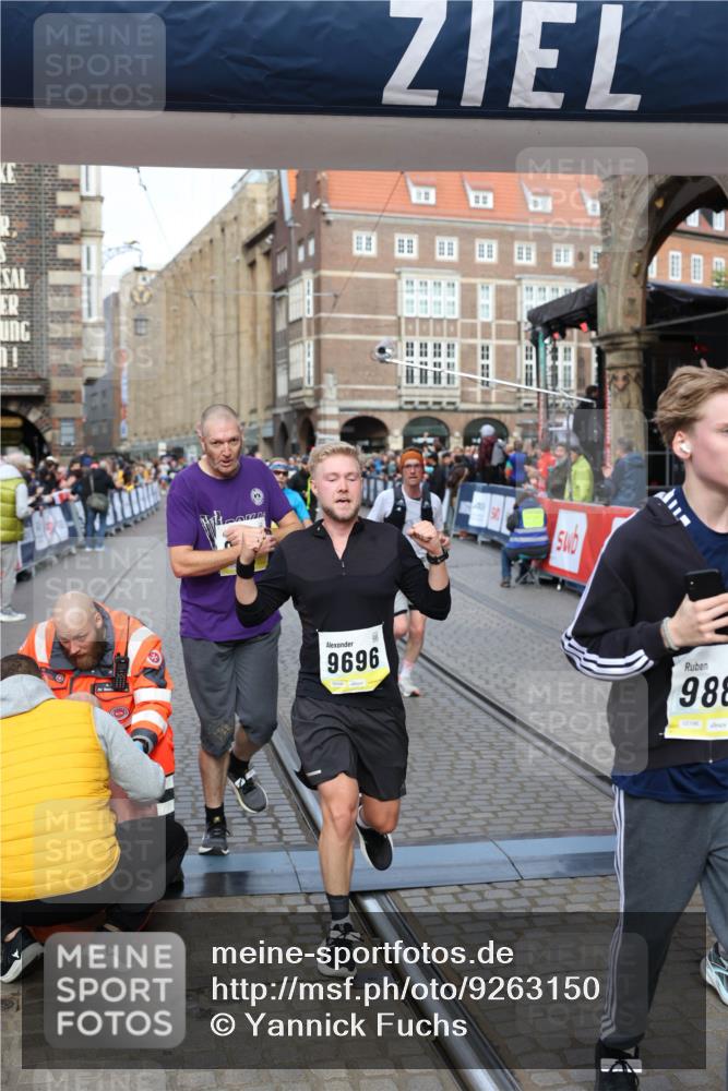 05.10.2025 - 20. swb-Marathon Bremen Yannick Fuchs http://msf.ph/oto/9263150 05.10.2025 10:49:59 Ziel 9218, 9369, 9696, 9761, 9889, 10159, 10346, 10781, 11091, 11749 meine-sportfotos.de