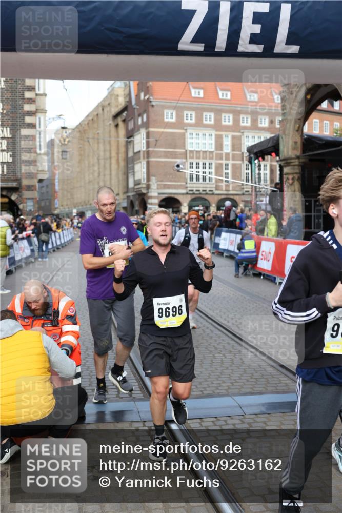 05.10.2025 - 20. swb-Marathon Bremen Yannick Fuchs http://msf.ph/oto/9263162 05.10.2025 10:49:59 Ziel 9218, 9369, 9696, 9761, 9889, 10159, 10346, 10781, 11091, 11749 meine-sportfotos.de