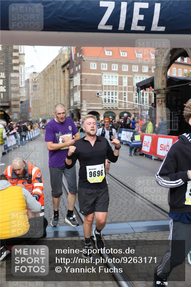 05.10.2025 - 20. swb-Marathon Bremen Yannick Fuchs http://msf.ph/oto/9263171 05.10.2025 10:49:59 Ziel 9218, 9369, 9696, 9761, 9889, 10159, 10346, 10781, 11091, 11749 meine-sportfotos.de
