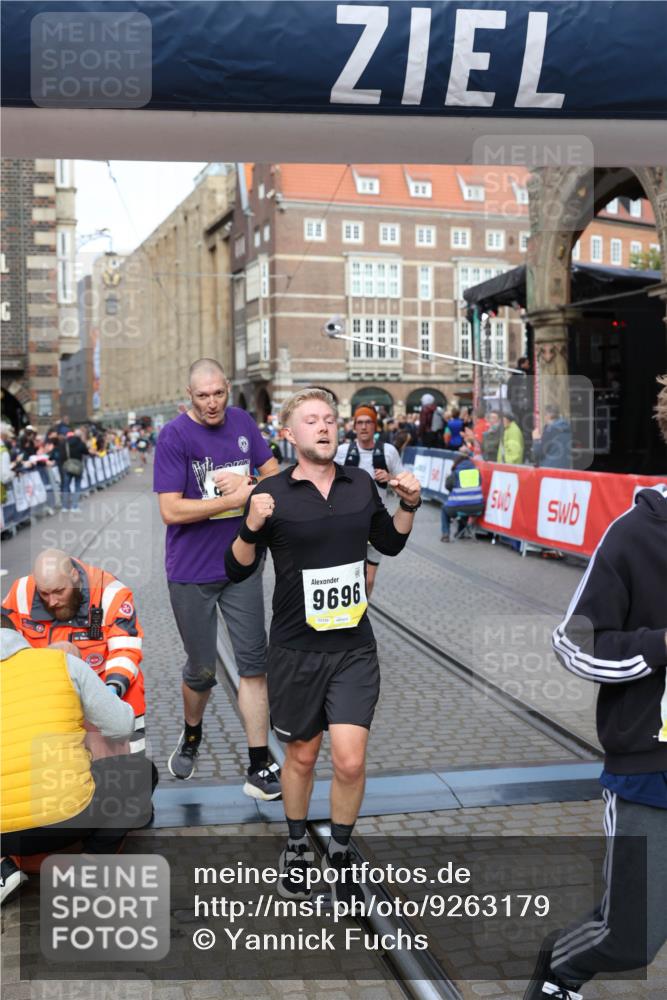 05.10.2025 - 20. swb-Marathon Bremen Yannick Fuchs http://msf.ph/oto/9263179 05.10.2025 10:49:59 Ziel 9218, 9369, 9696, 9761, 9889, 10159, 10346, 10781, 11091, 11749 meine-sportfotos.de