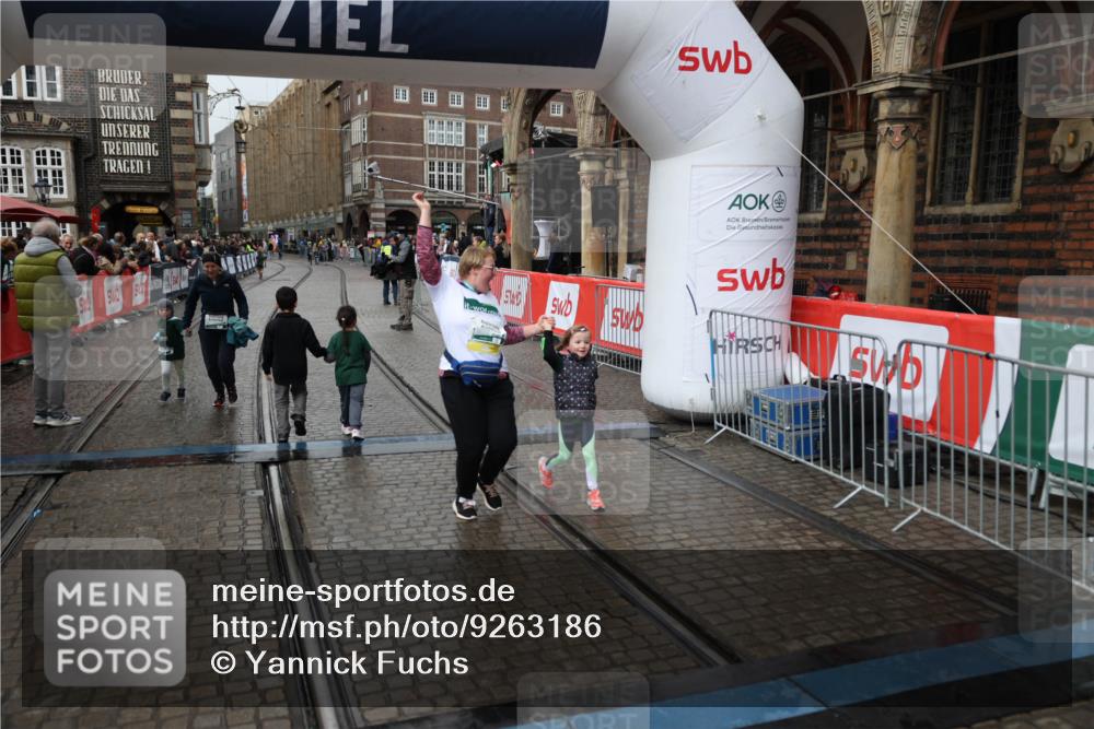 05.10.2025 - 20. swb-Marathon Bremen Yannick Fuchs http://msf.ph/oto/9263186 05.10.2025 15:24:21 Ziel  meine-sportfotos.de