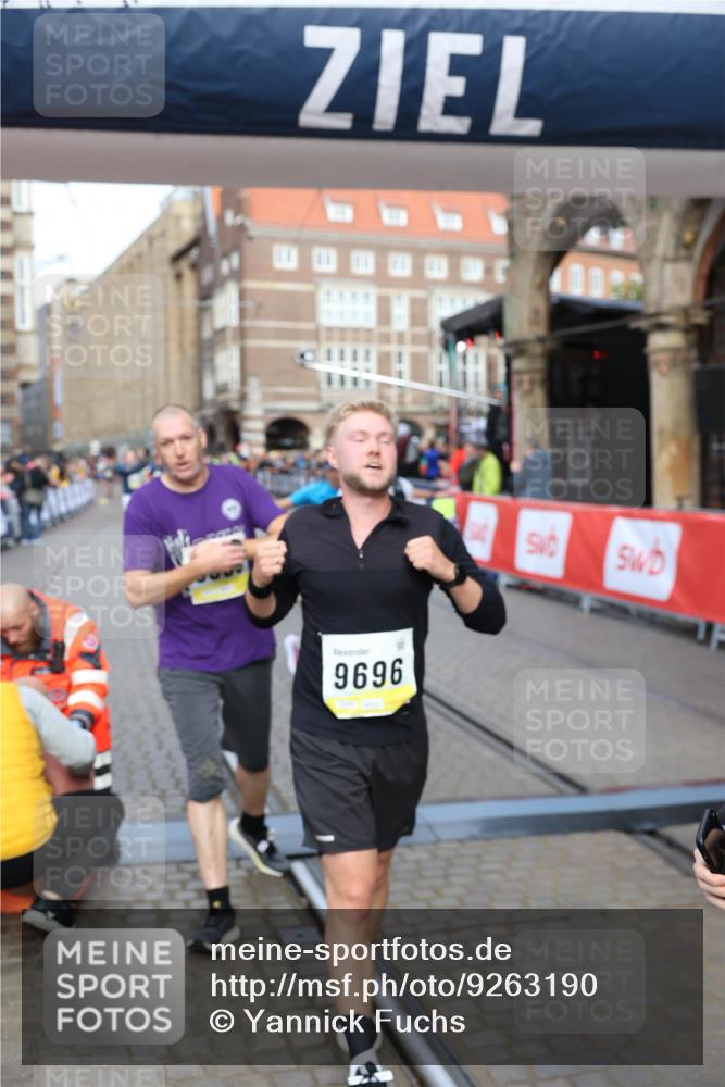 05.10.2025 - 20. swb-Marathon Bremen Yannick Fuchs http://msf.ph/oto/9263190 05.10.2025 10:49:59 Ziel 9218, 9369, 9696, 9761, 9889, 10159, 10346, 10781, 11091, 11749 meine-sportfotos.de