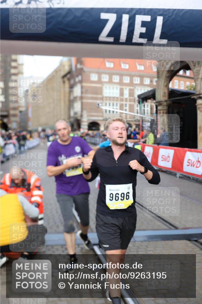 05.10.2025 - 20. swb-Marathon Bremen Yannick Fuchs http://msf.ph/oto/9263195 05.10.2025 10:49:59 Ziel 9218, 9369, 9696, 9761, 9889, 10159, 10346, 10781, 11091, 11749 meine-sportfotos.de