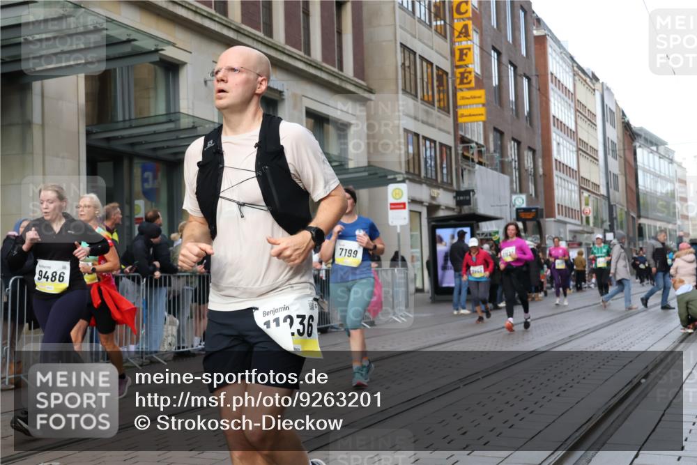 05.10.2025 - 20. swb-Marathon Bremen Strokosch-Dieckow http://msf.ph/oto/9263201 05.10.2025 11:03:13 Ziel 7199, 7776, 9224, 9225, 9308, 9315, 9486, 9498, 9850, 9940, 10213, 10297, 10446, 10478, 10603, 10604, 10711, 10713, 10963, 10995, 11103, 11124, 11150, 11236, 11467, 11502, 11522, 11589, 7199, 7776, 9224, 9225, 9308, 9315, 9486, 9498, 9850, 9940, 10213, 10297, 10446, 10478, 10603, 10604, 10711, 10713, 10963, 10995, 11103, 11124, 11150, 11236, 11467, 11502, 11522, 11589 meine-sportfotos.de