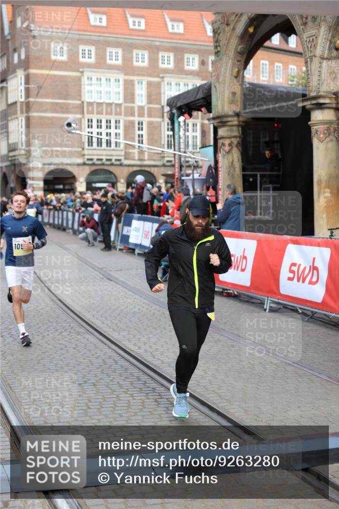 05.10.2025 - 20. swb-Marathon Bremen Yannick Fuchs http://msf.ph/oto/9263280 05.10.2025 10:50:03 Ziel 9369, 9693, 9696, 9761, 9889, 10159, 10346, 10543, 10946, 11091, 11642, 11749 meine-sportfotos.de