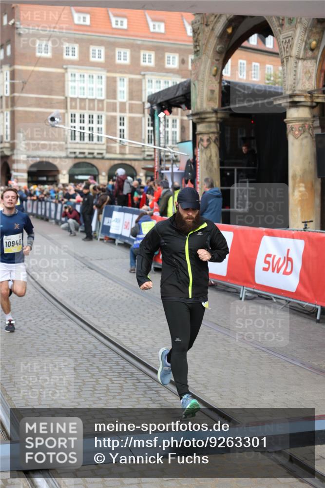 05.10.2025 - 20. swb-Marathon Bremen Yannick Fuchs http://msf.ph/oto/9263301 05.10.2025 10:50:03 Ziel 9369, 9693, 9696, 9761, 9889, 10159, 10346, 10543, 10946, 11091, 11642, 11749 meine-sportfotos.de